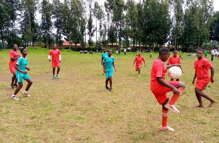 Aba bana biyeguriye kwitoza umukino w'umupira w'amaguru