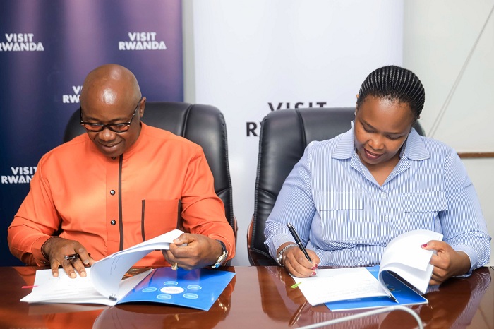 Clare Akamanzi hamwe na Fred Siewe Umuyobozi w'ikipe y'Isi y'Abakanyujijeho