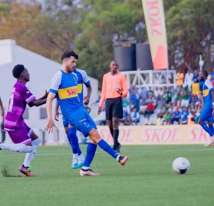 Youssef Rharb yatanze umupira wavuyemo igitego cya kabiri cya Rayon Sports 
