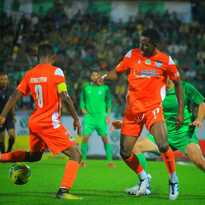 Haruna Niyonzima na Kakule Mugheni bakina hagati