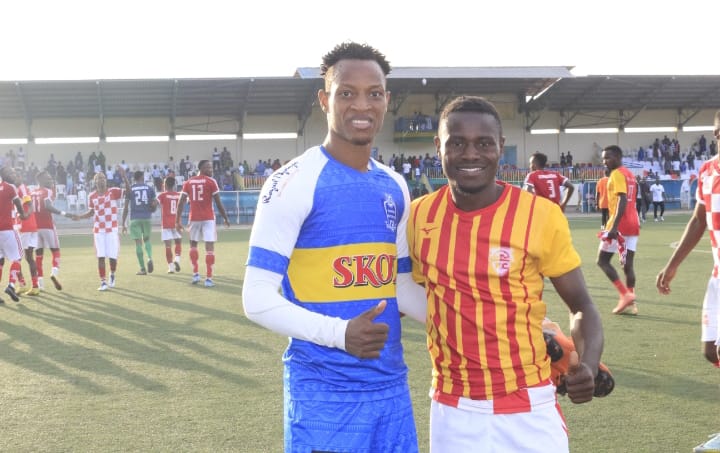 Nyuma y'umukino Ndizeye Samuel yafashe ifito y'urwibutso hamwe na Ciza Hussein ukinira Etincelles FC ubu.