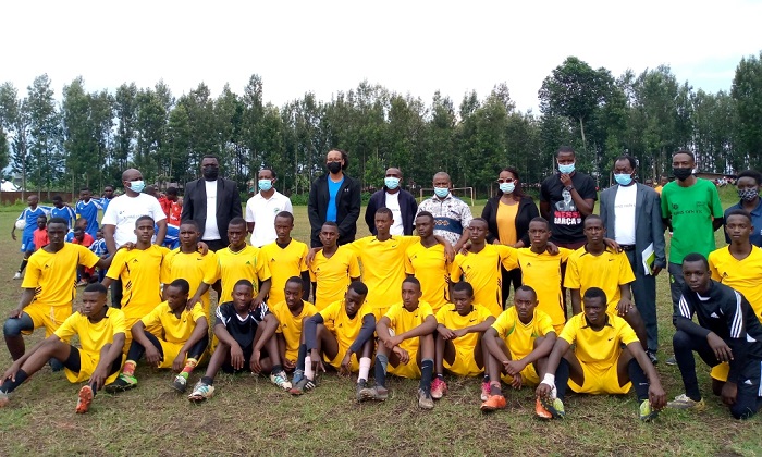 Minisitiri Munyangaju mu ifoto y'urwibutso n'abana bitoreza kuzavamo abakinnyi b'umupira w'amaguru by'umwuga