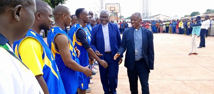 Musenyeri Ntahondereye na Harolimana basuhuza abapadiri b'ikipe ya Diyosezi ya Muyinga