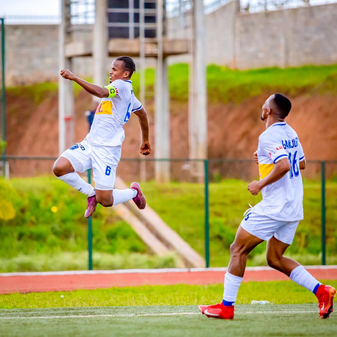 Muhire Kevin yishimira igitego yatsinze cyahesheje amanota atatu Rayon Sports 