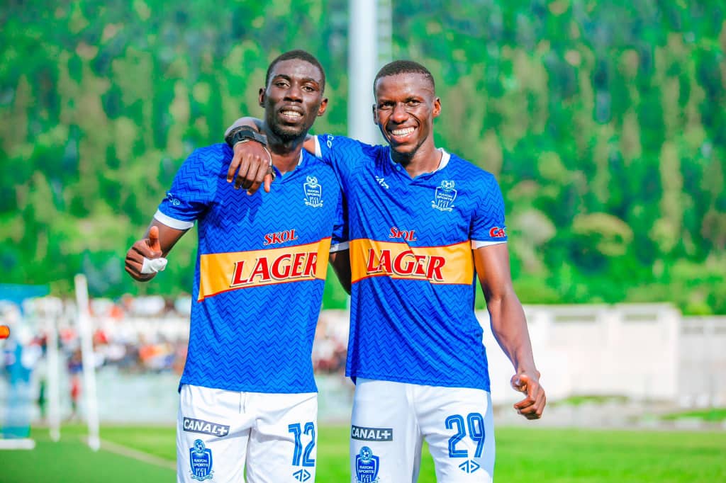 Youssou Diagne afatanya na Fall Ngagne kwishimira igitego