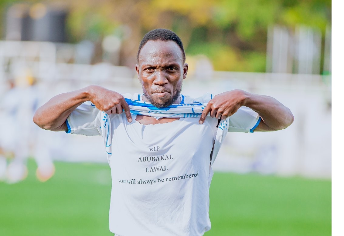 Ashraf Mandela watsindiye Police FC igitego yari yambaye umupira wifuriza Aboubakar Lawal wakiniye AS Kigali kuruhukira mu mahoro 