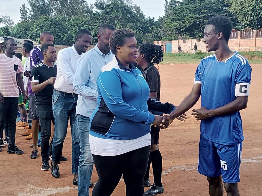 Umuyobozi Nshingwabikorwa w'Akarere ka Kicukiro, Solange Umutesi asuhuza abakinnyi mbere y'umukino