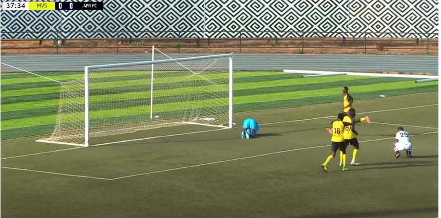 Victor Mbaoma yaciye bugufi areba uburyo Ssebwato Nicholas yakuyemo penaliti ye akanagumana umupira