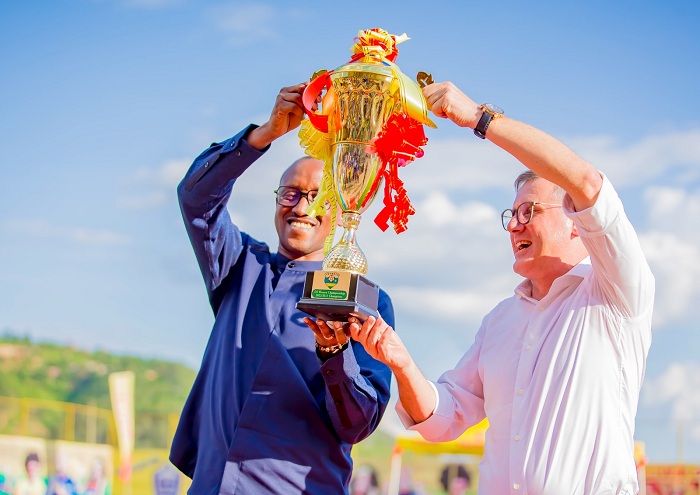 Perezida wa Rayon Sports, Uwayezu n'umuyobozi wa Skol, Ivan Wullfaert bereka igikombe abafana