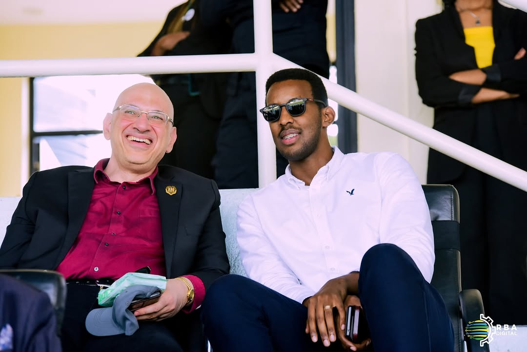 Umunyamabanga wa Leta muri Minisiteri ya Siporo Rwego Ngarambe(Uri iburyo) yarebye uyu mukino Misiri yatsinzemo u Rwanda 1-0