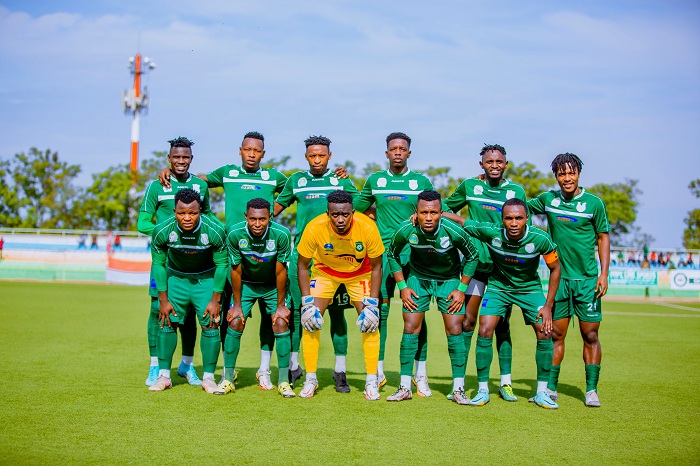 Abakinnyi babanje mu kibuga ku ruhande rwa Kiyovu Sports