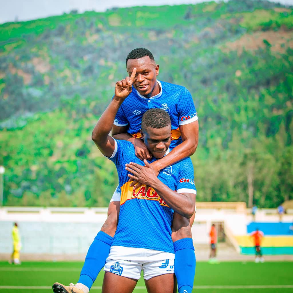 Iraguha Hadji afasha Bagayogo kwishimira igitego cya mbere yatsinze