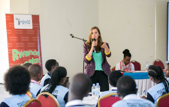 Ayla Schlosser wo muri Resonate aganira n'urubyiruko rwitabiriye ayo mahugurwa.