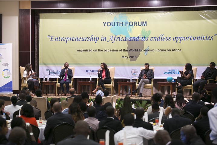 Umuyobozi wa gahunda n'abatanga ibiganiro, baganiriye n'urubyiruko.