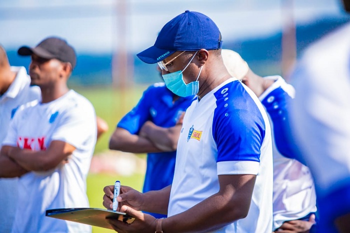 Guy Bukasa aha amabwiriza abakinnyi