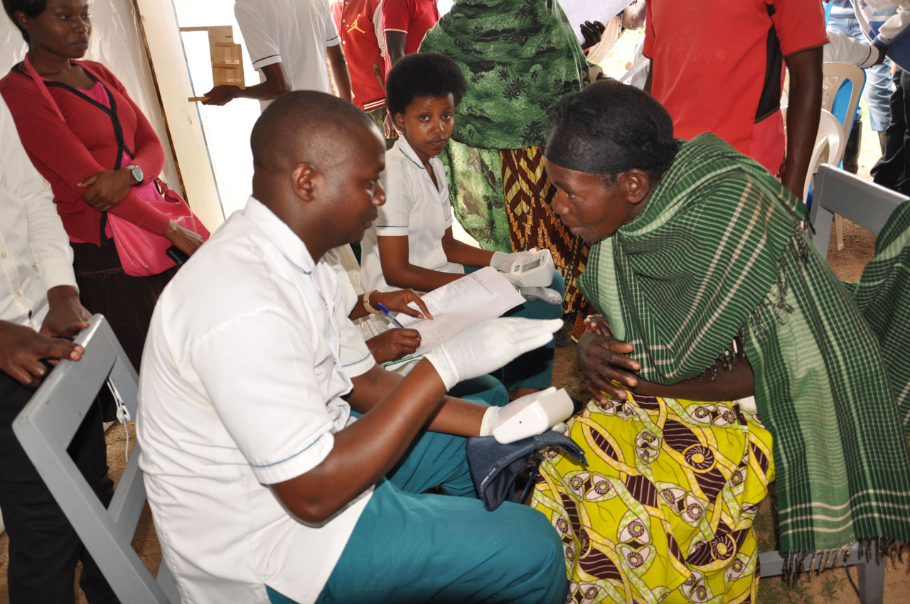 Abaturage baturiye kaminuza ya Gitwe bapimwe indwara zitandura ku buntu 