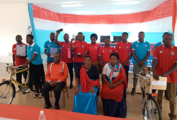 Mu bihembo bahawe abitwaye neza hirimo amagare, telefone, amafaranga hamwe n'amatungo magufi