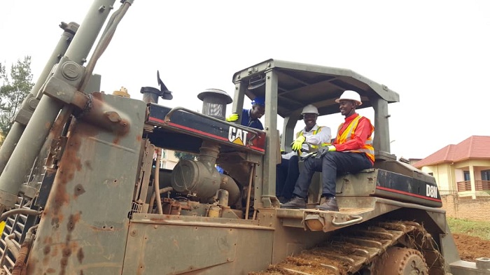 Abayobozi b'Umuryango RPF-Inkotanyi ku rwego rw'akarere ka Gasabo n'Umujyi wa Kigali banatangije igikorwa cyo gusiza ikibanza kizubakwamo ingoro y'Umuryango RPF-Inkotanyi ku Gisozi