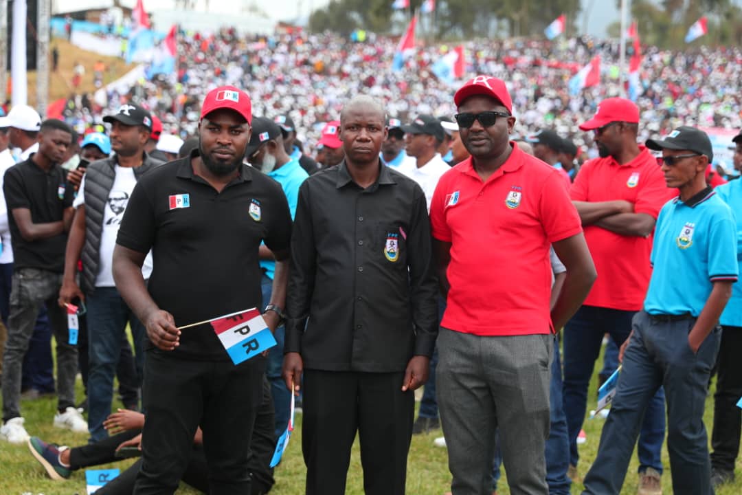 Kuradusenge Isaac (ibumoso) na Ntwari Eric (iburyo) bashinzwe guhuza ibikorwa by'uru ruganda n'inzego zitandukanye hirya no hino muri Afurika