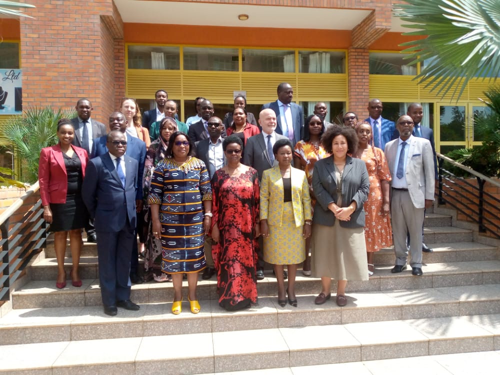 Abitabiriye inama bafashe ifoto y