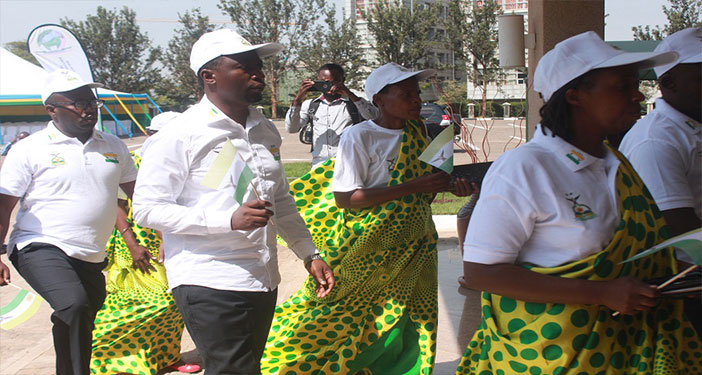 Dr Frank Habineza yaje aherekejwe n'abarwanashyaka ba green Party bagaragaza ko bamushyigikiye