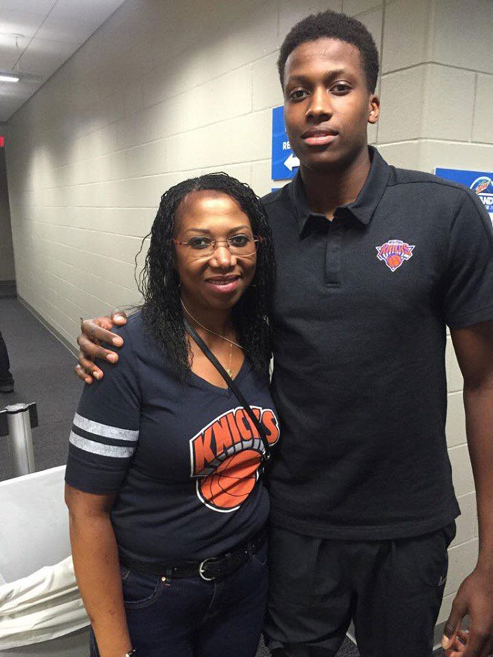 Frank Ntilikina ari kumwe n'umubyeyi we 