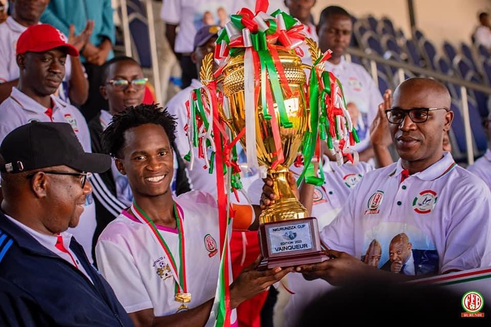 Niyonizeye Fred yahembwe nk'umukinnyi mwiza nyuma yo gufasha Vital'o kwegukana igikombe cya shampiyona