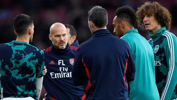 Freddie Ljungberg (wa kabiri ibumoso) wari usanzwe yungirije Unai Emery yabaye amusimbuye by'agateganyo