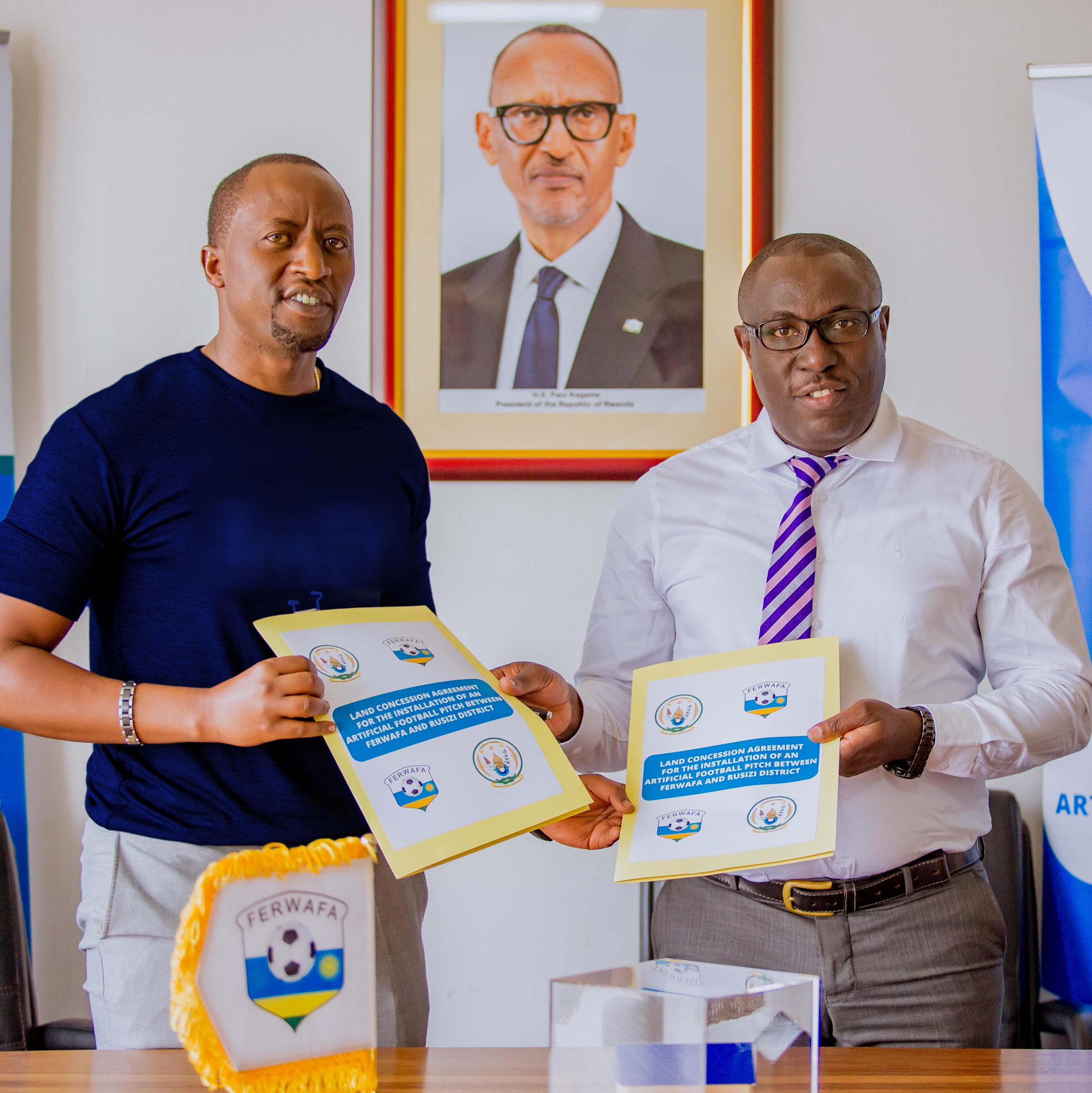 Umuyobozi w'akarere ka Rusizi Dr Kibiriga Anicet asinyana amasezerano na FERWAFA