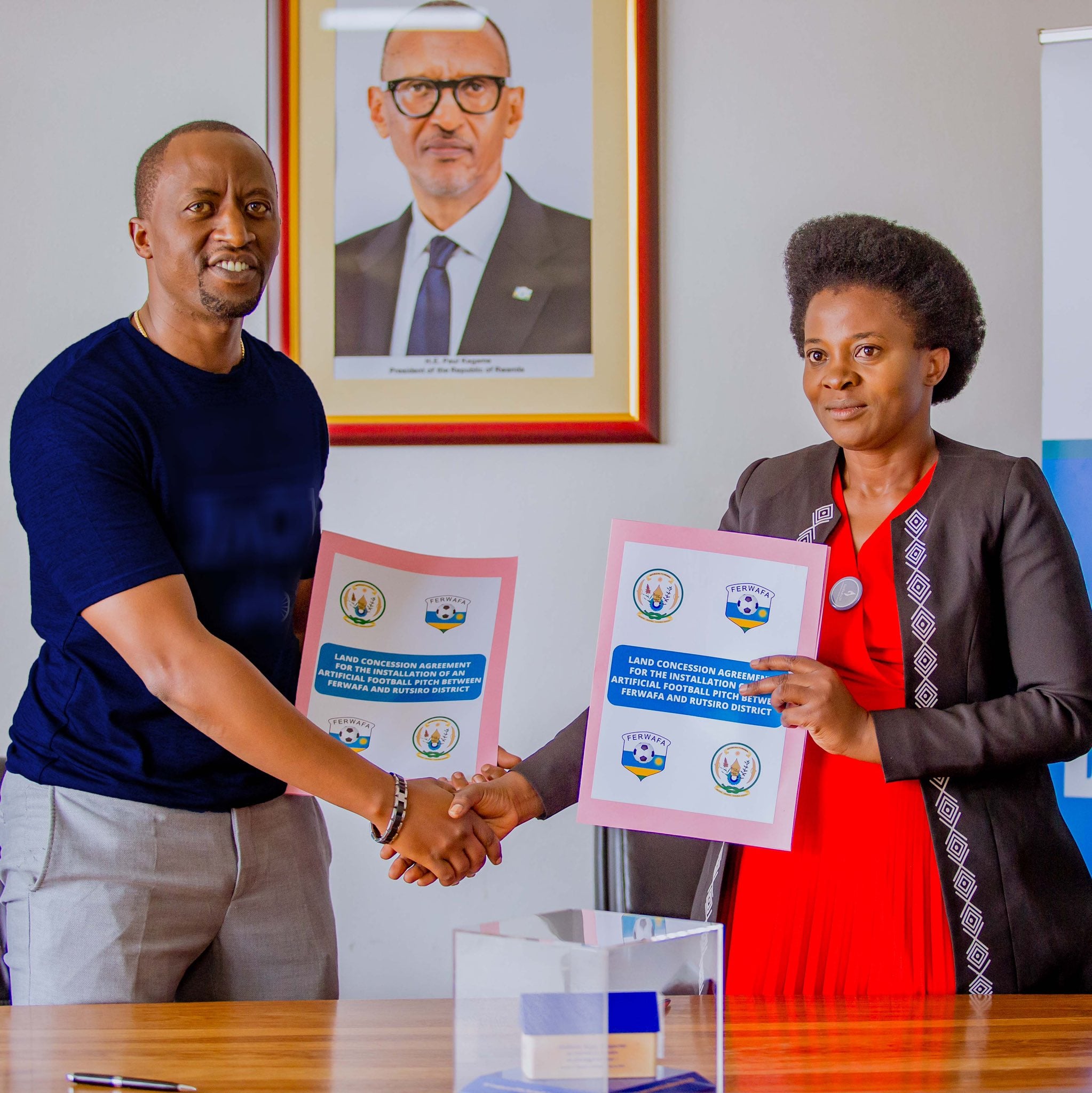 Perezida Nizeyimana Olivier asinyana n'umuyobozi w'Akarere ka Rutsiro Murekatete Triphose