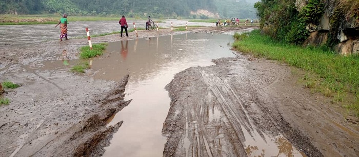 Umuhanda wangiritse ku buryo nta kinyabiziga cyatambuka