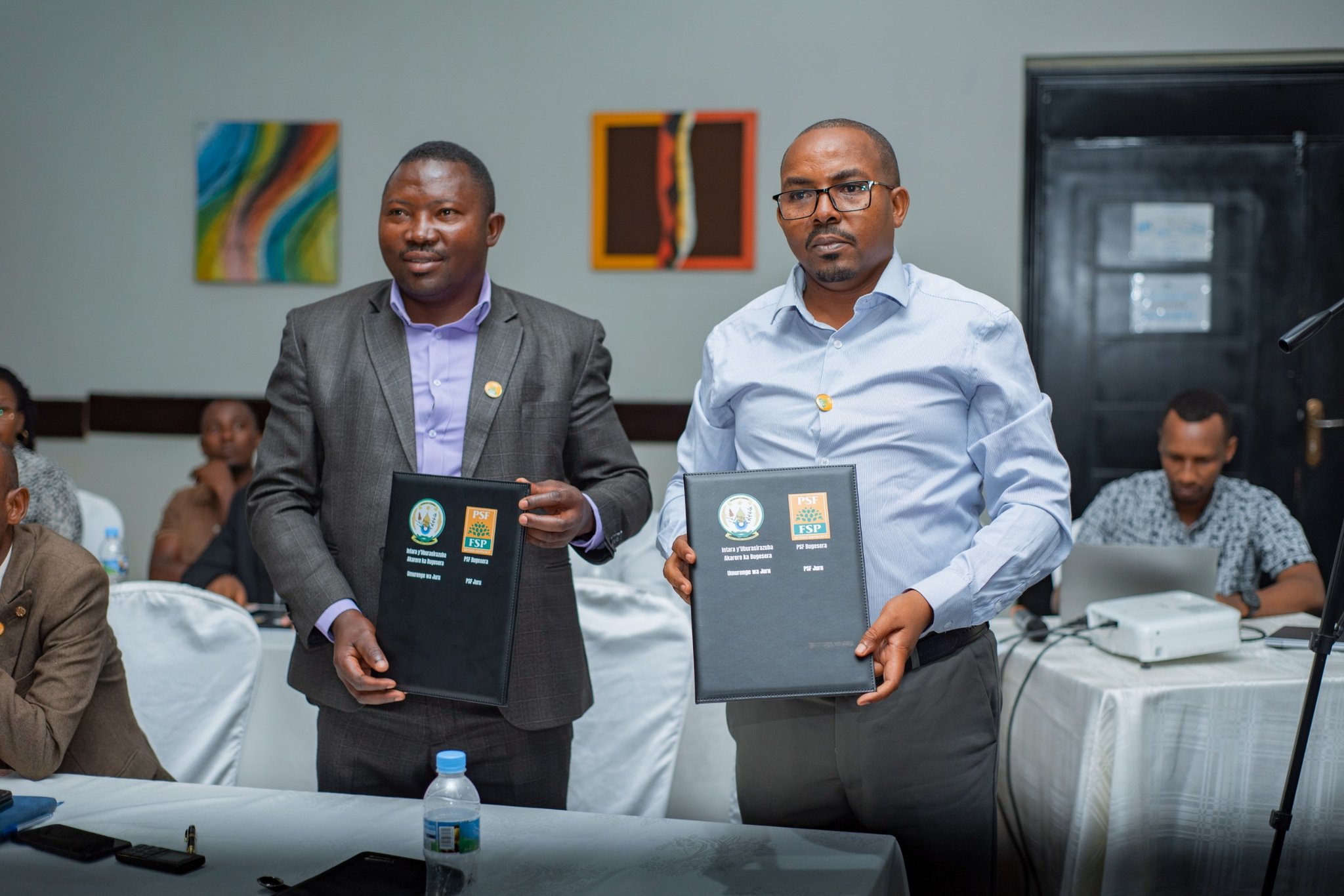 Abikorera n'inzego za Leta, basinyanye imihigo yo kunoza imikoranire