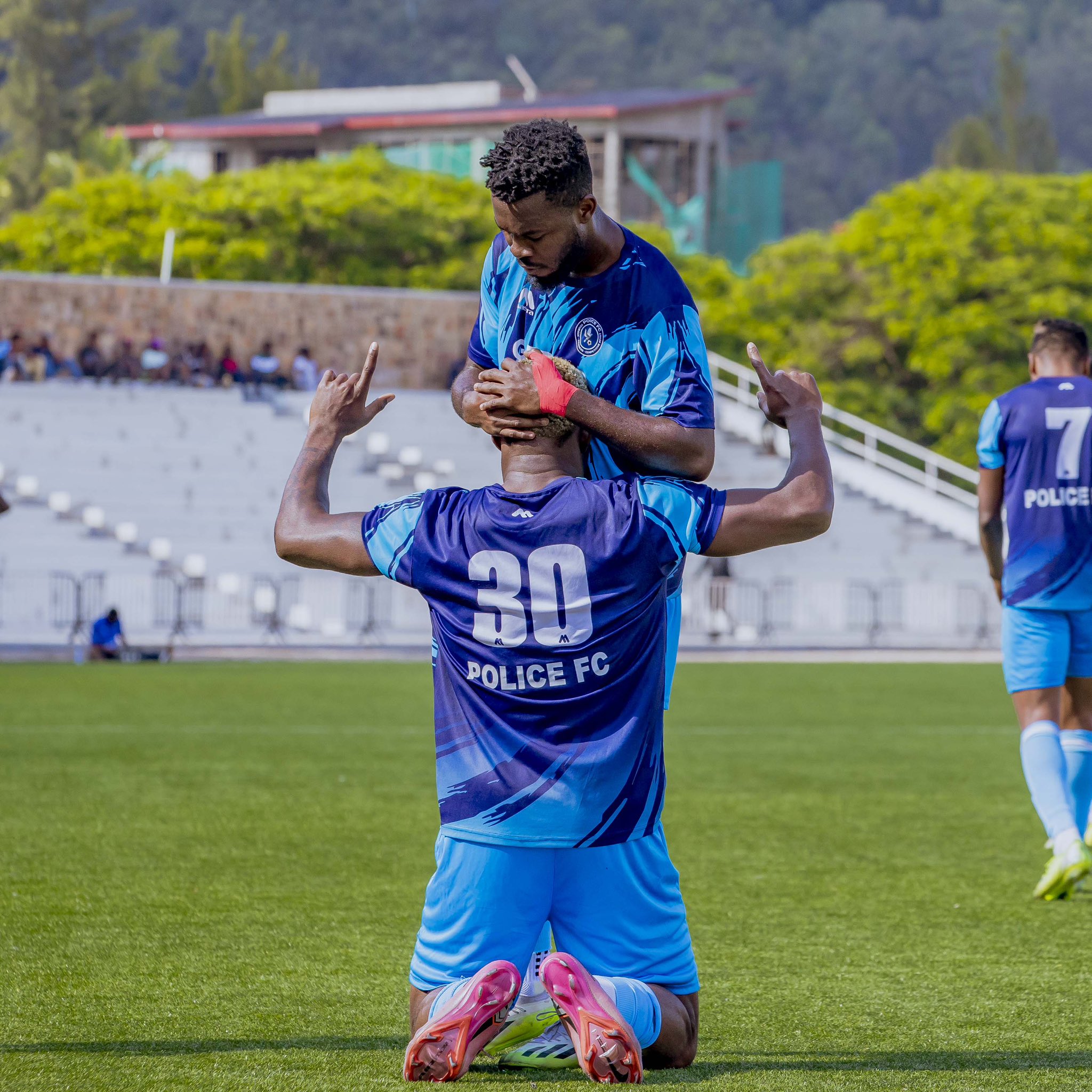 Ani Elijah yabaye umukinnyi wa gatatu utsinze ibitego bitatu mu mukino umwe (Hat trick)