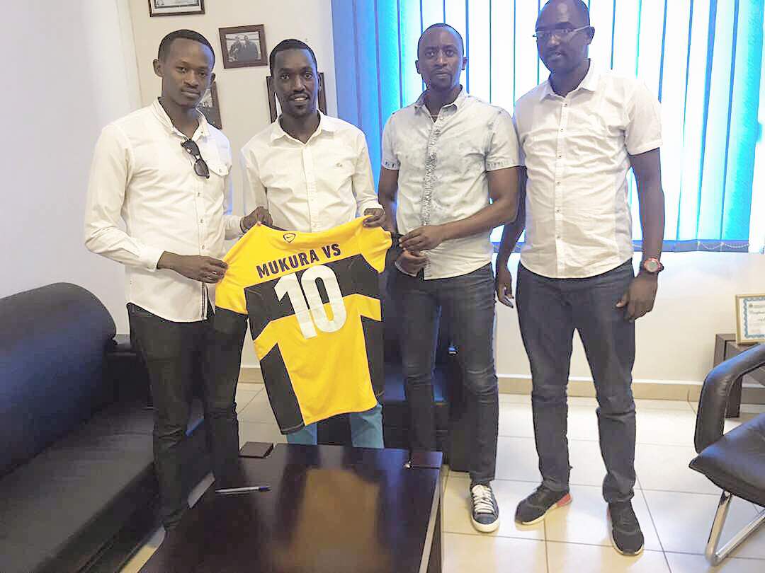 Gael Duhayindavyi ubwo yasinyaga muri Mukura