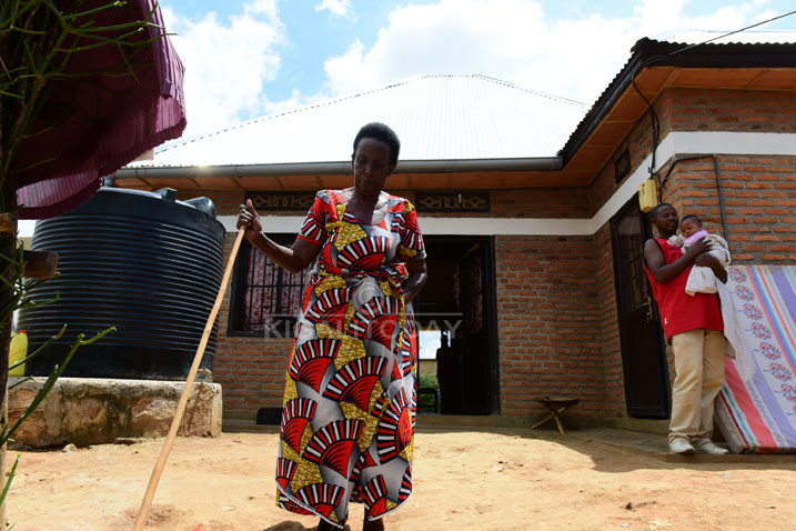 Abagize AERG/GAERG banasuye Mukakayonde Donatille nawe utuye i Nyamata baremeye muri 2016