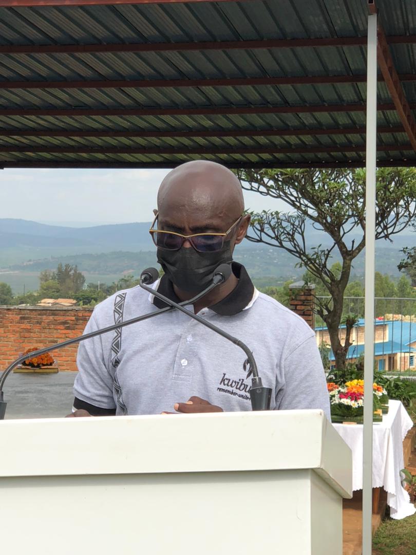 Emmanuel Rutubuka uyobora Umurenge wa Gahanga yashimiye abaje kwifatanya na bo Kwibuka