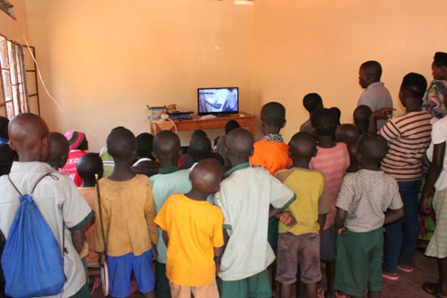 Banatangije gahunda ya televiziyo kuri bose.