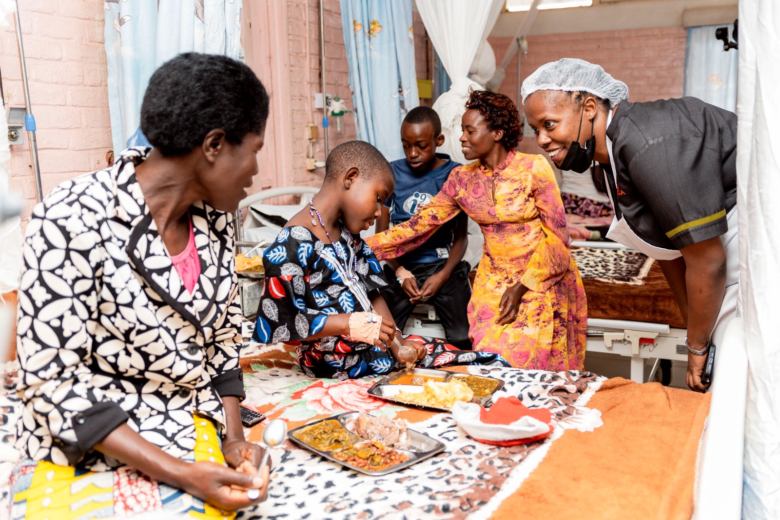 Isabelle Kalimaliza(wunamye) avugana n