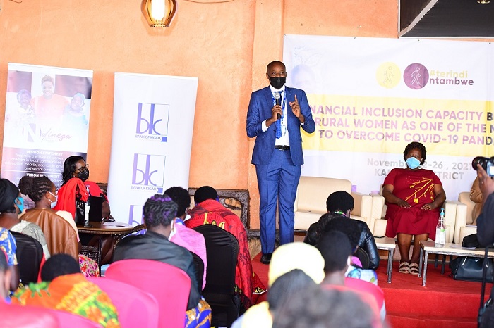 Gahuza Benjamin uyobora Ishami rya Banki ya Kigali rikorera ku Ruyenzi yasabye abo bagore guhaguruka bagakora bakiteza imbere