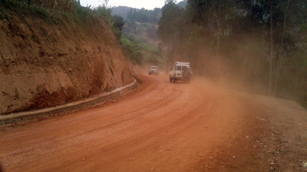 Imihanda yari yaracitsemo ibinogo ku buryo imodoka zitabashaga kuhanyura ariko ubu zirahanyura 