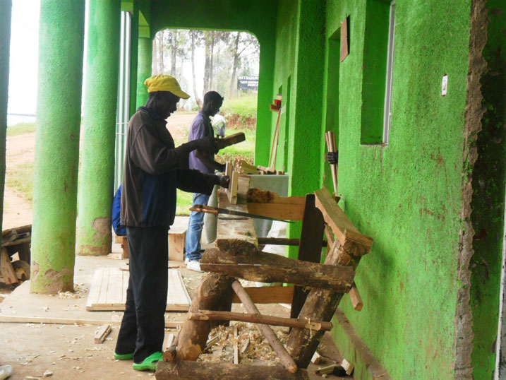 Uyu Twahirwa ngo amatara yo ku muhanda yatumye yongera igihe cy'akazi, n'iyo bwije ntahagarika akazi, arakomeza agashaka ifaranga.