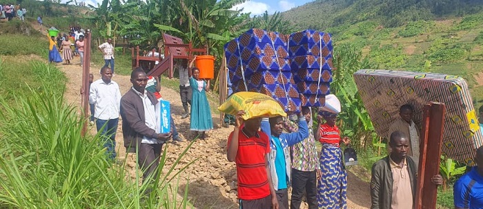 Babageneye ibikoresho bishya by'ibanze byo mu rugo n'ibiribwa 