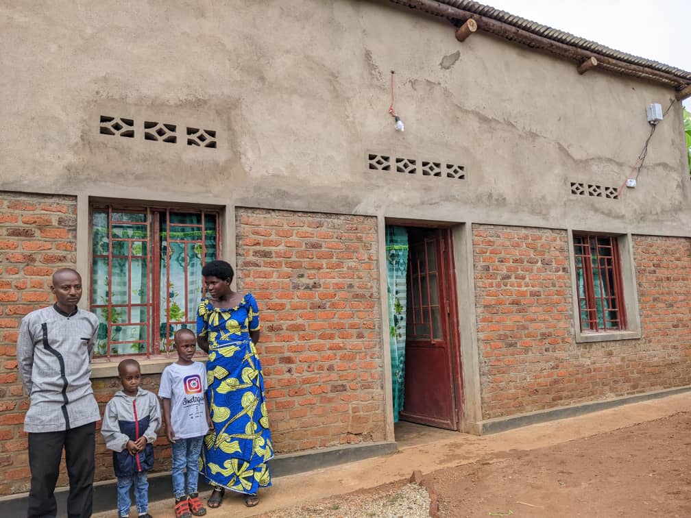 Umuryango wa Bucyensenge wishimiye gutuzwa mu nzu yisanzuye kandi nziza