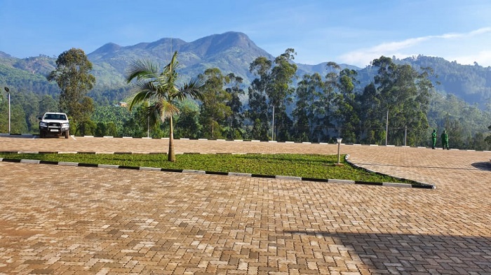 Aho ibiro bishya by'Akarere byubatswe hitegeye umusozi wa Kabuye ukunze gusurwa na ba mukerarugendo