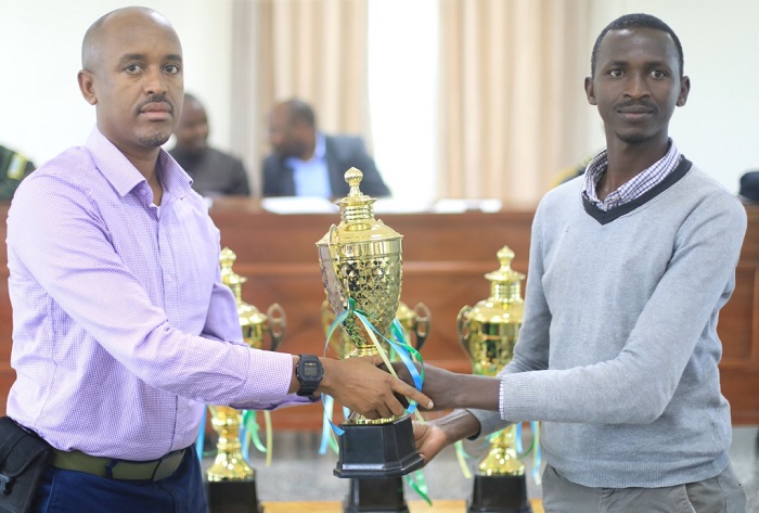 Igikombe giherekejwe n'amafaranga byahawe abesheje imihigo bari biyemeje y'umwaka wa 2022-2023