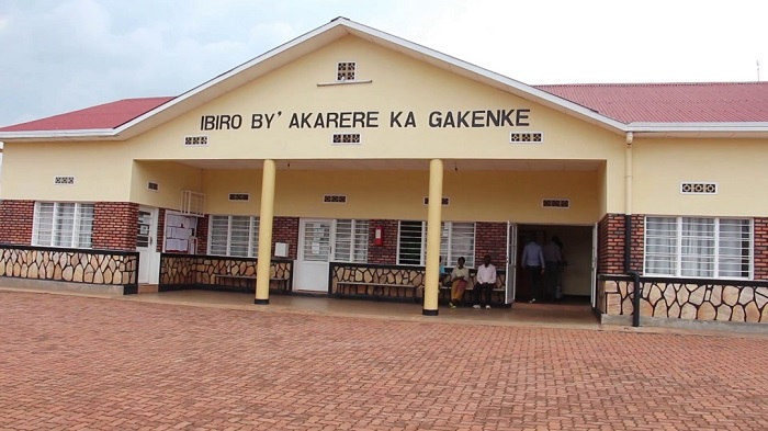 Iyi nzu yubatswe mu mwaka wa 1980 ni yo yari ibiro by'Akarere ka Gakenke