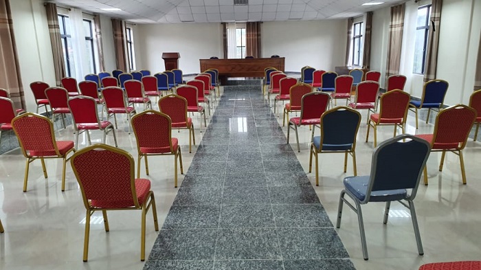 Muri iyi nyubako hari icyumba mberabyombi izajya ikorerwamo inama zitandukanye