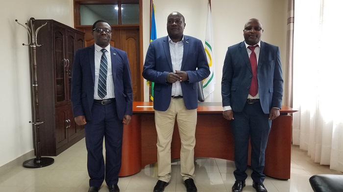 Minisitiri Gatabazi JMV(hagati)ari kumwe n'uwahoze ayobora Gakenke Nzamwita Deo(ubanza) ndetse n'Umuyobozi w'Akarere ka Gakenke Nizeyimana Jean Marie Vianney