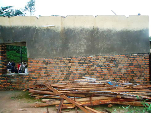 Inzu ya Uwimana Wellars yasambutse amabati arangirika. (Ifoto: L. Nshimiyimana)