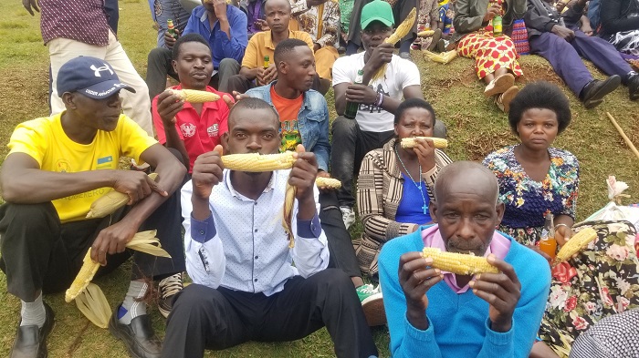 Abaturage bishimiye gusangirira hamwe umusaruro bejeje